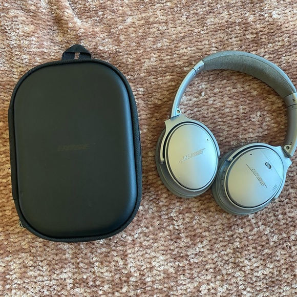 Bose Silver Bluetooth Noise Cancelling Headphones with Case